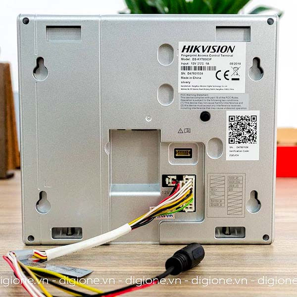 Máy Chấm Công Vân Tay Màn Hình LCD 2.4 inch Hikvision DS-K1T8003F