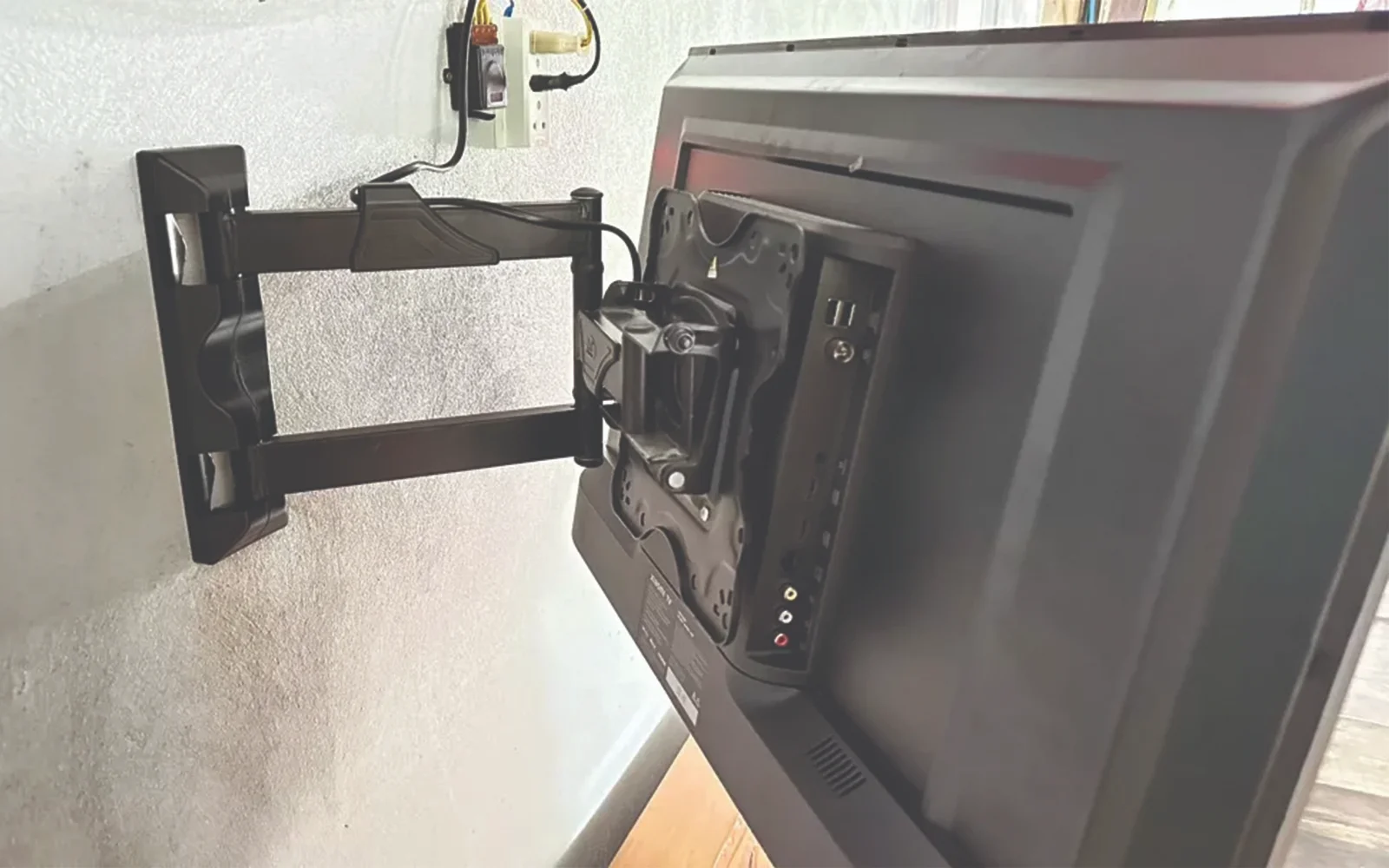 1715183728-gia-treo-tv-nb-p4a-24