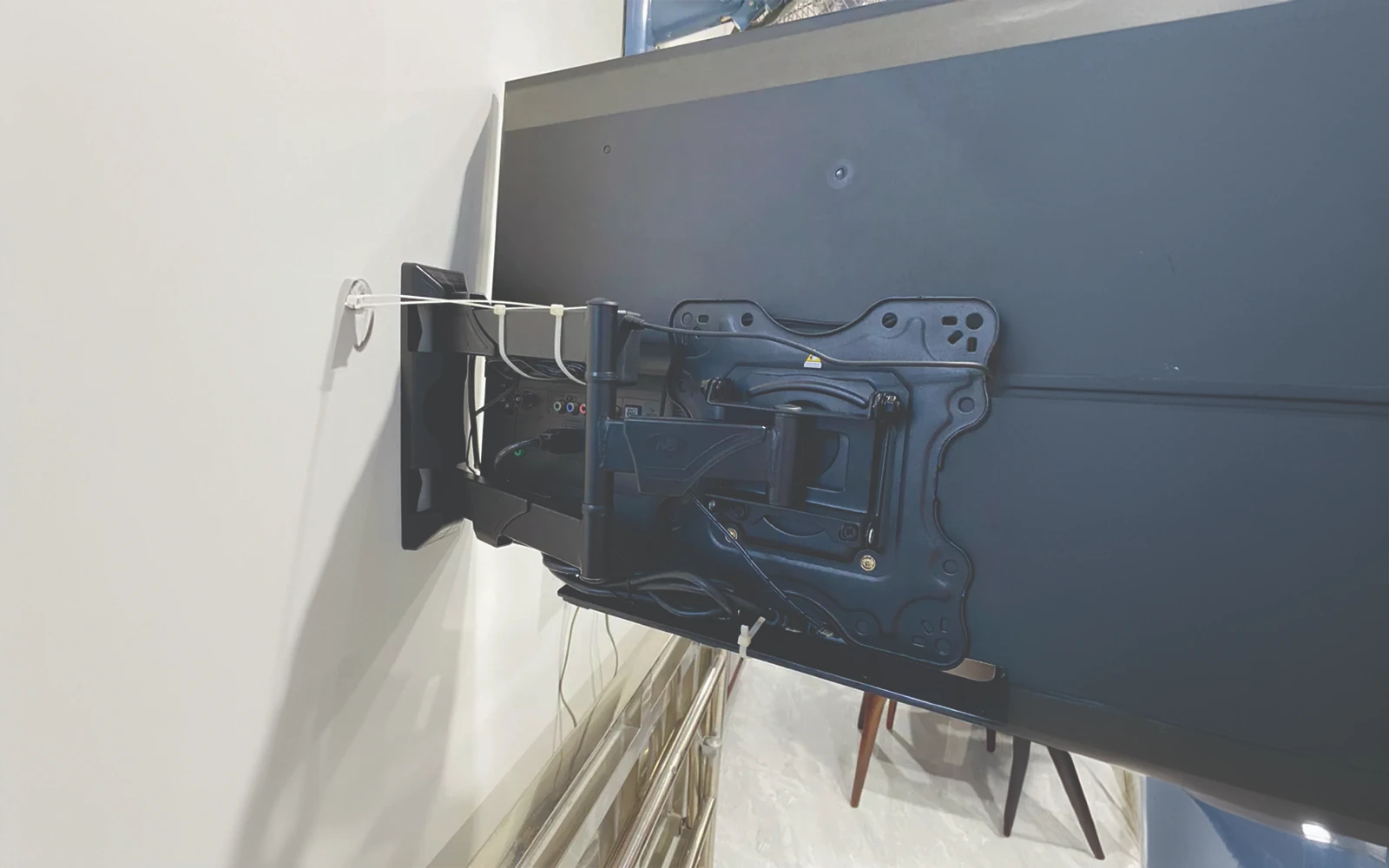 1715183728-gia-treo-tv-nb-p4a-28