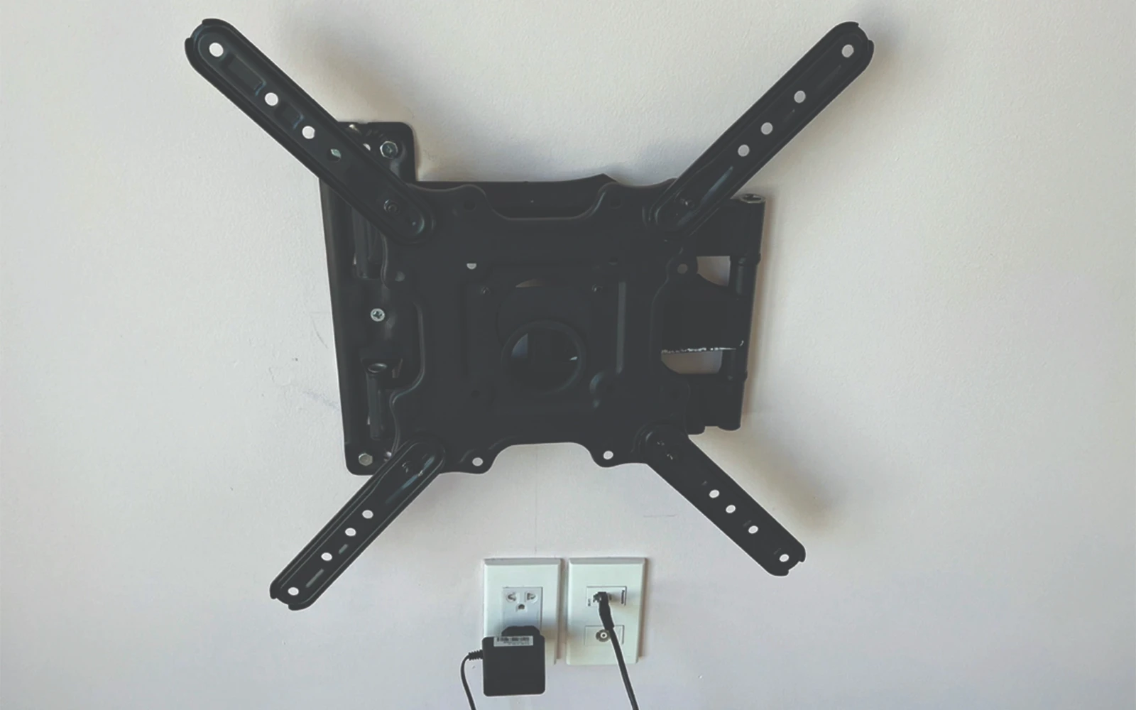 1715183728-gia-treo-tv-nb-p4a-31