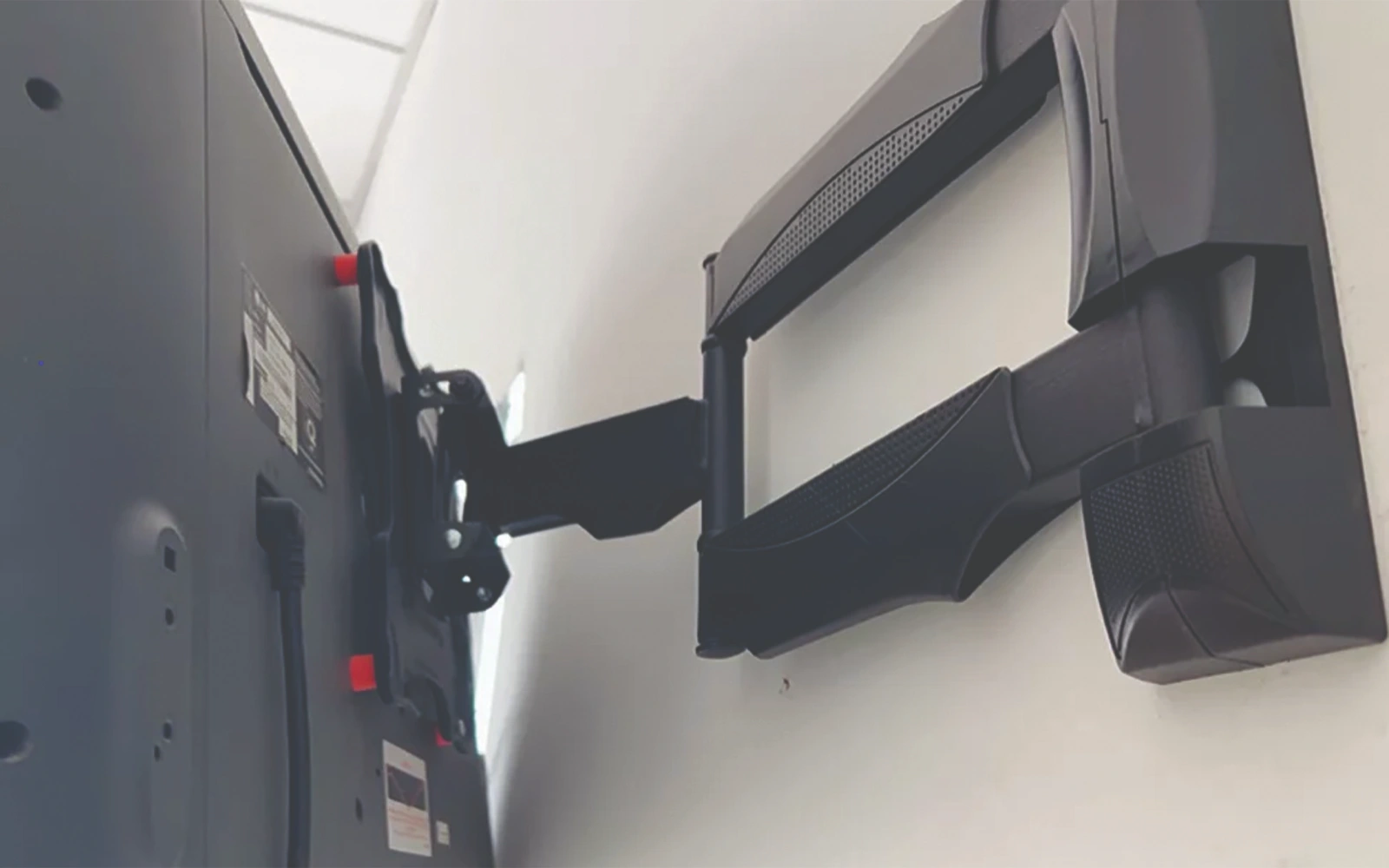 1715183728-gia-treo-tv-nb-p4a-33