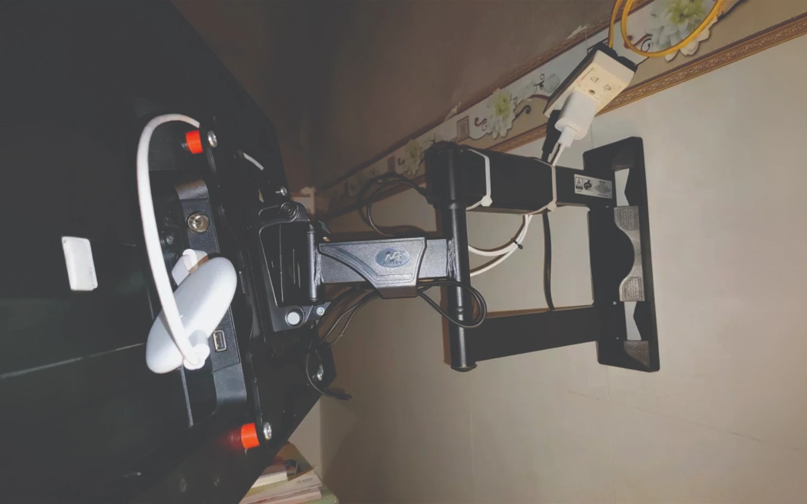 1715183728-gia-treo-tv-nb-p4a-40