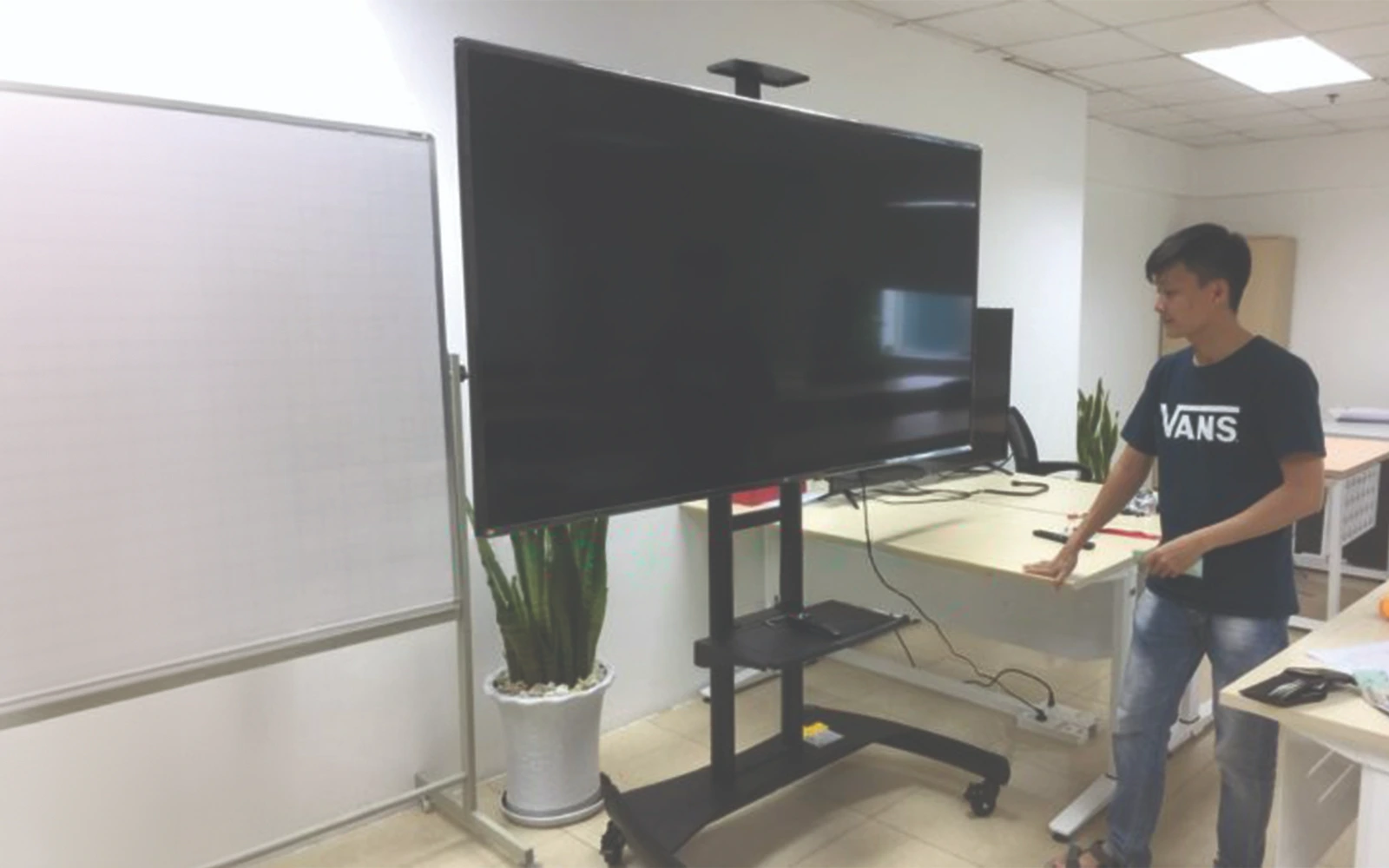 1715183731-ava1800-14