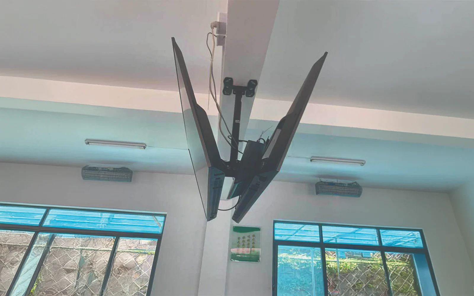 gia-treo-tha-tran-2-man-hinh-14