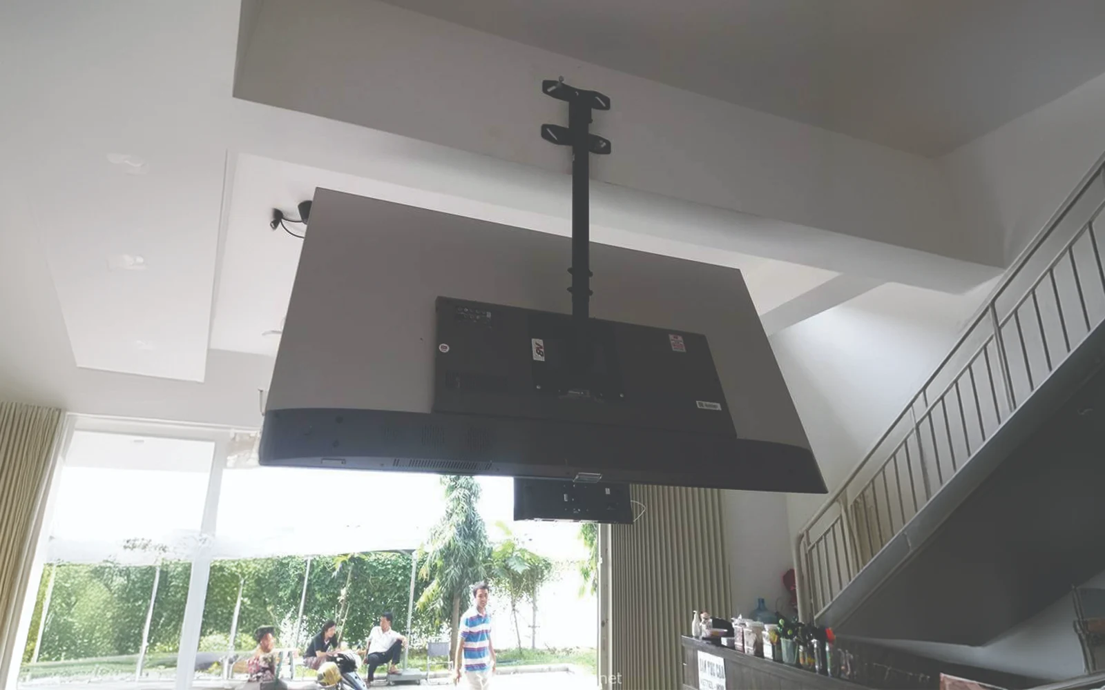 gia-treo-tivi-tha-tran-t750-35