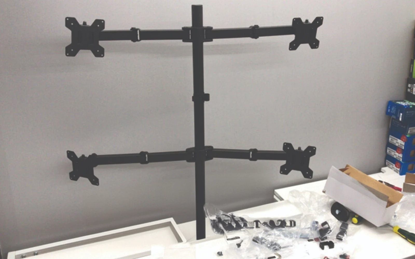 gia-treo-bon-man-hinh-kep-ban-m054-12