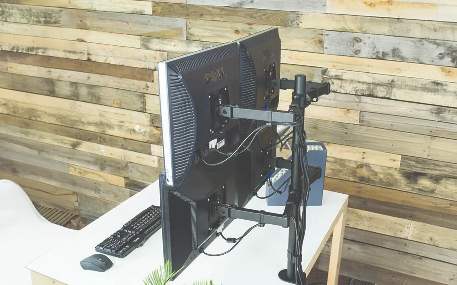 gia-treo-bon-man-hinh-kep-ban-m054-13