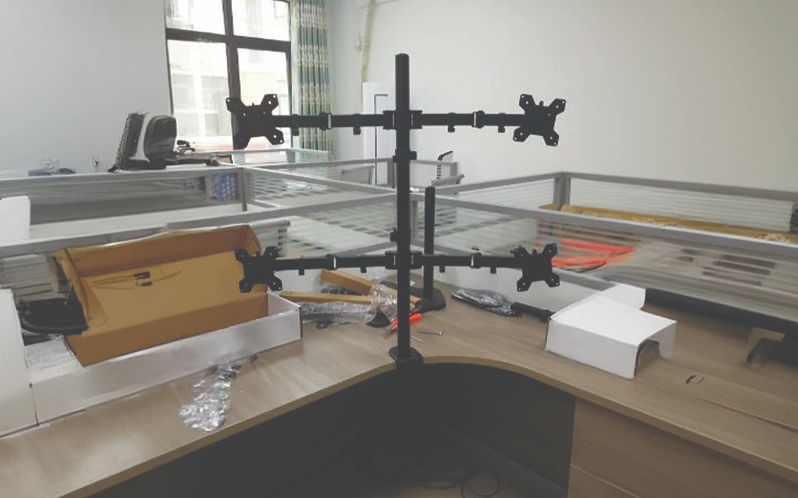 gia-treo-bon-man-hinh-kep-ban-m054-14