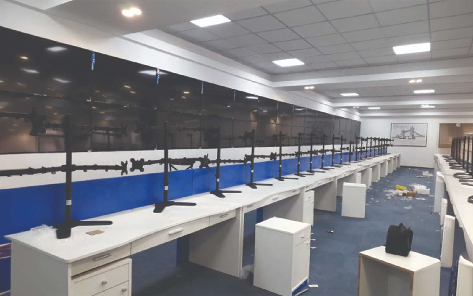 gia-treo-bon-man-hinh-de-ban-m044-25