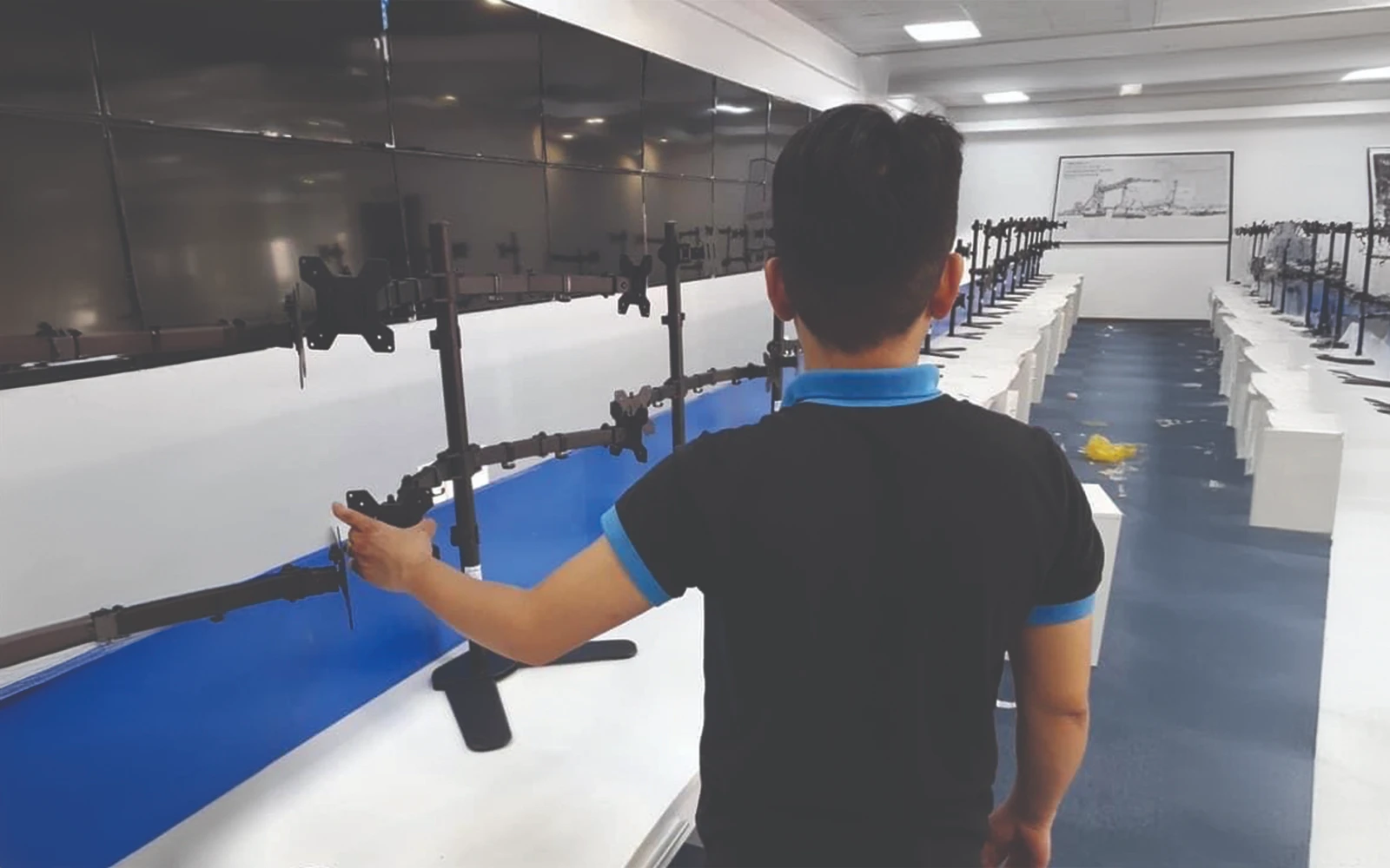 gia-treo-bon-man-hinh-de-ban-m044-26