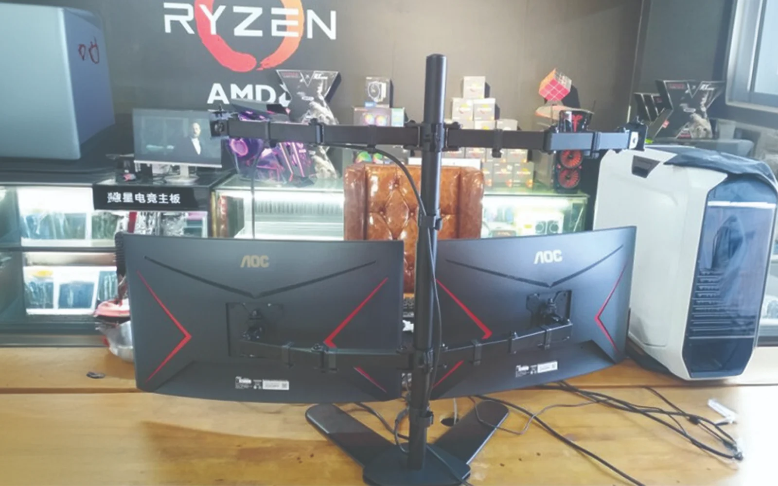 gia-treo-bon-man-hinh-de-ban-m044-27