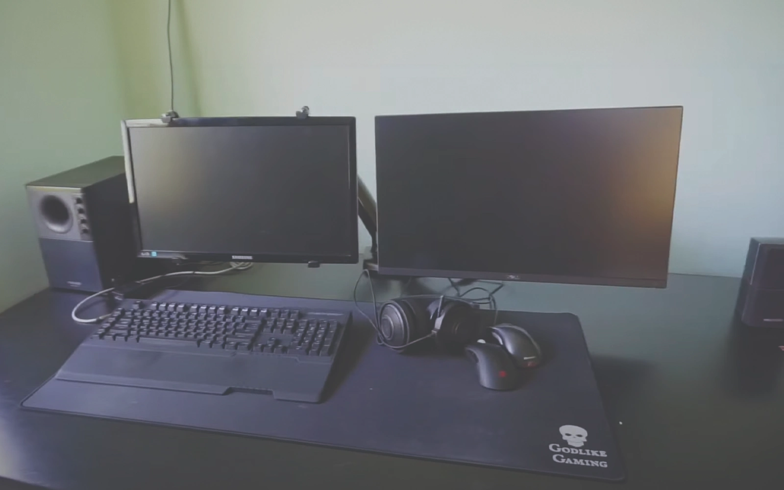 gia-treo-2-man-hinh-may-tinh-f180-22