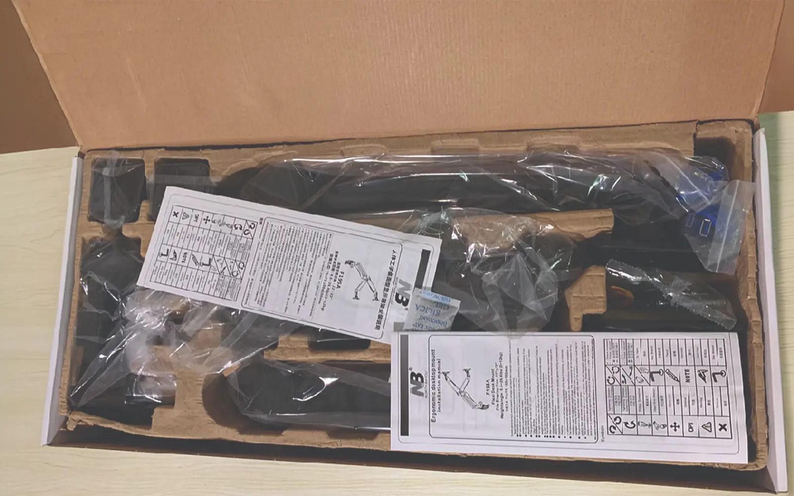 gia-treo-2-man-hinh-may-tinh-nb-f195a-26