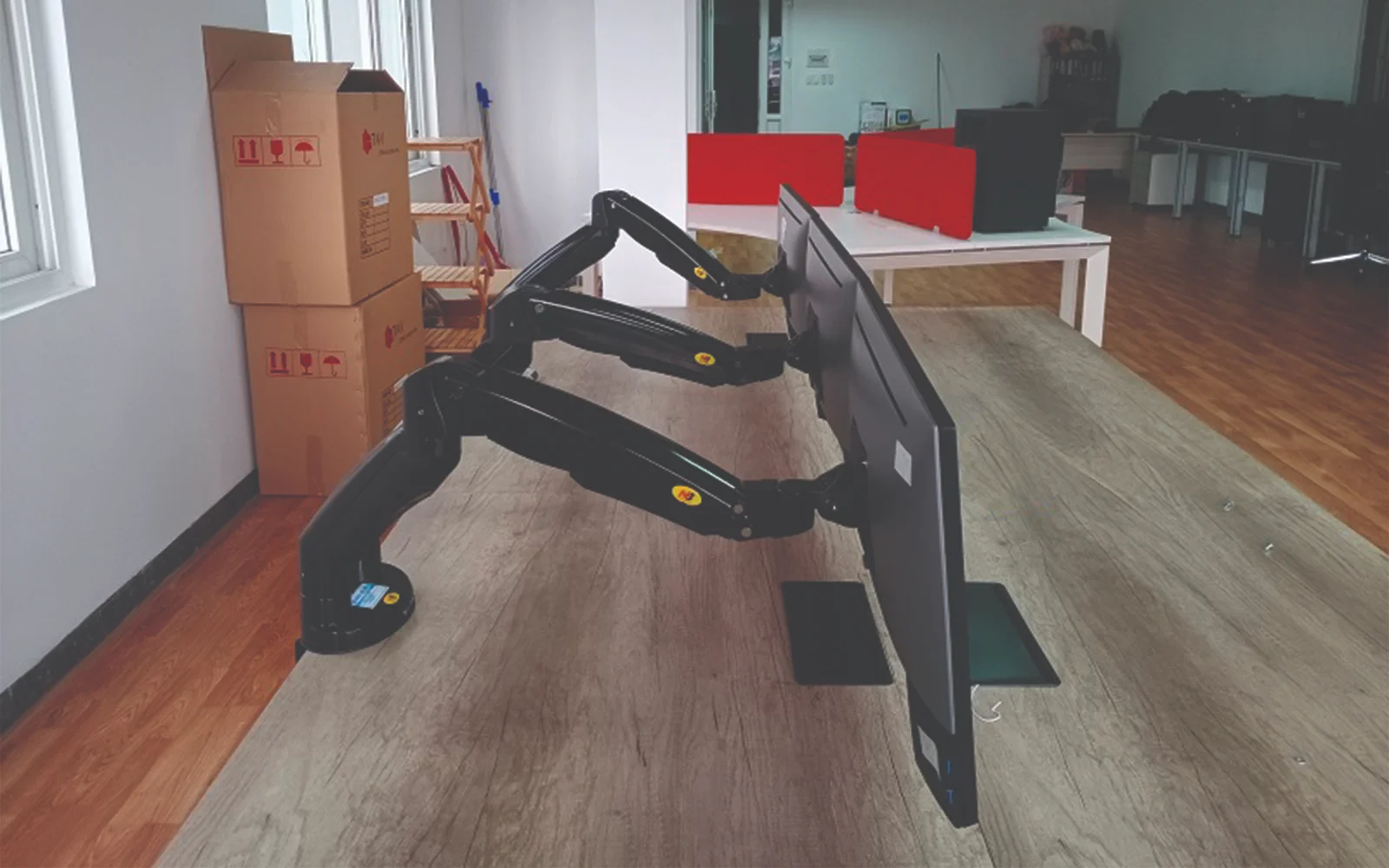 gia-treo-2-man-hinh-may-tinh-nb-f195a-30