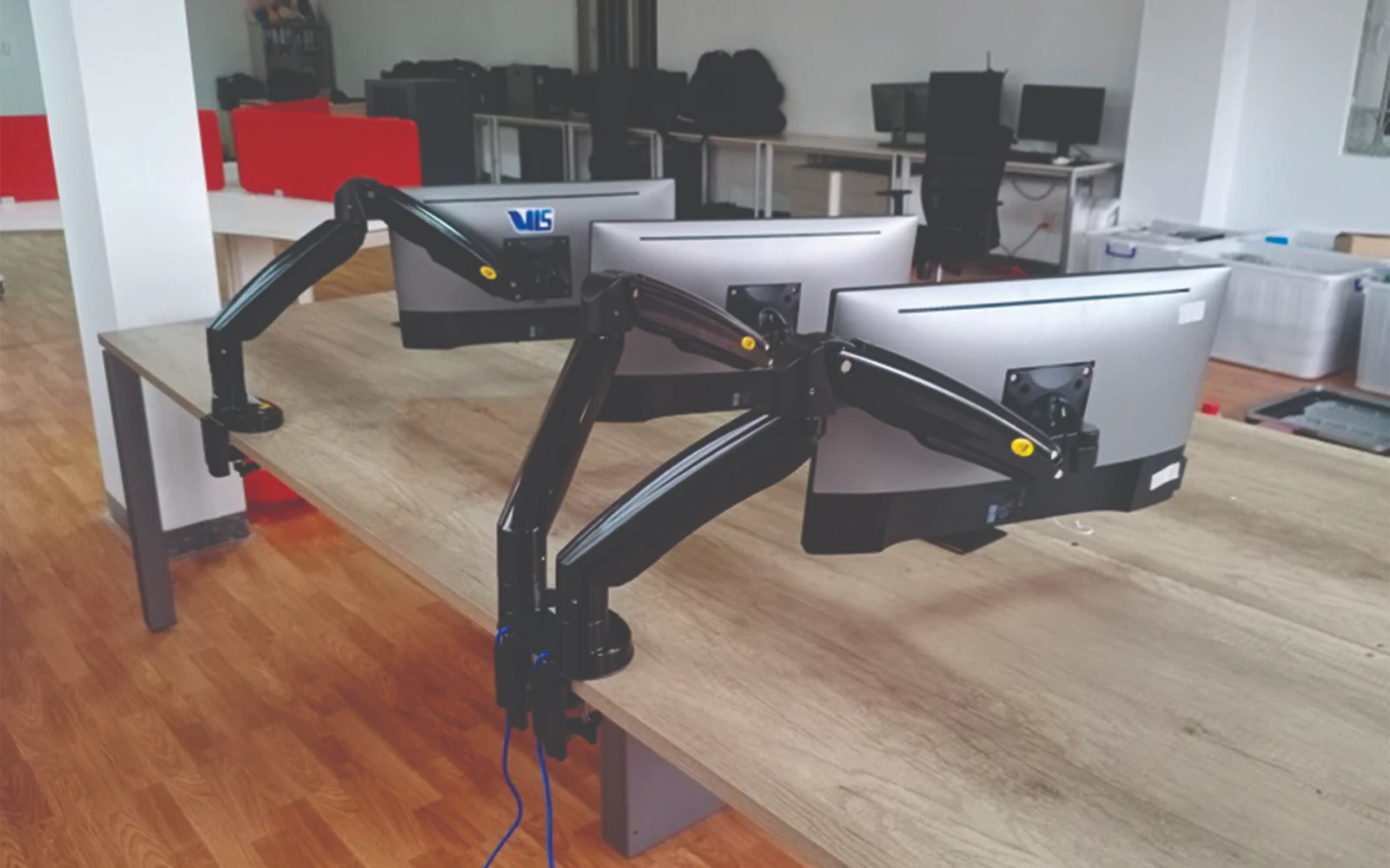 gia-treo-2-man-hinh-may-tinh-nb-f195a-32