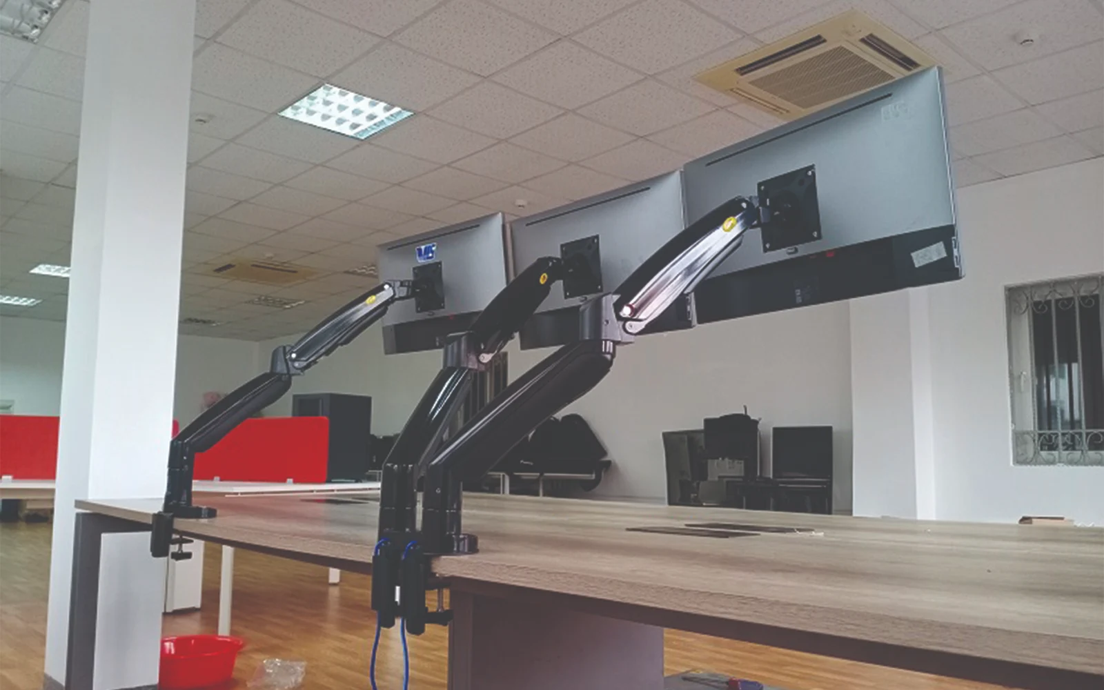 gia-treo-2-man-hinh-may-tinh-nb-f195a-33