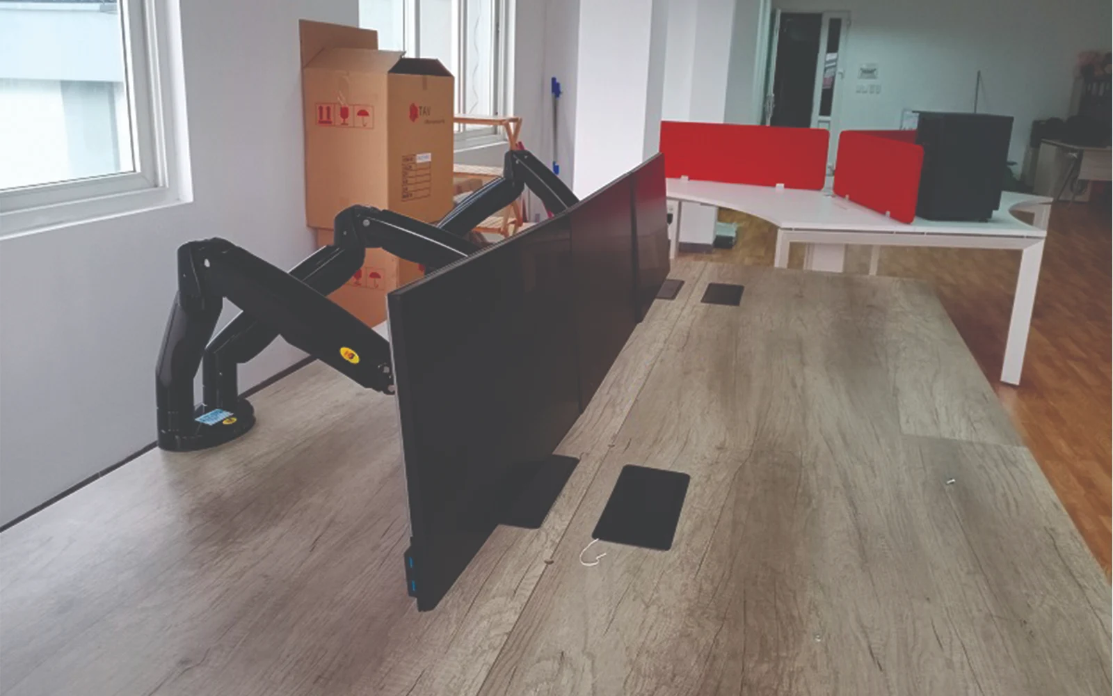 gia-treo-2-man-hinh-may-tinh-nb-f195a-34