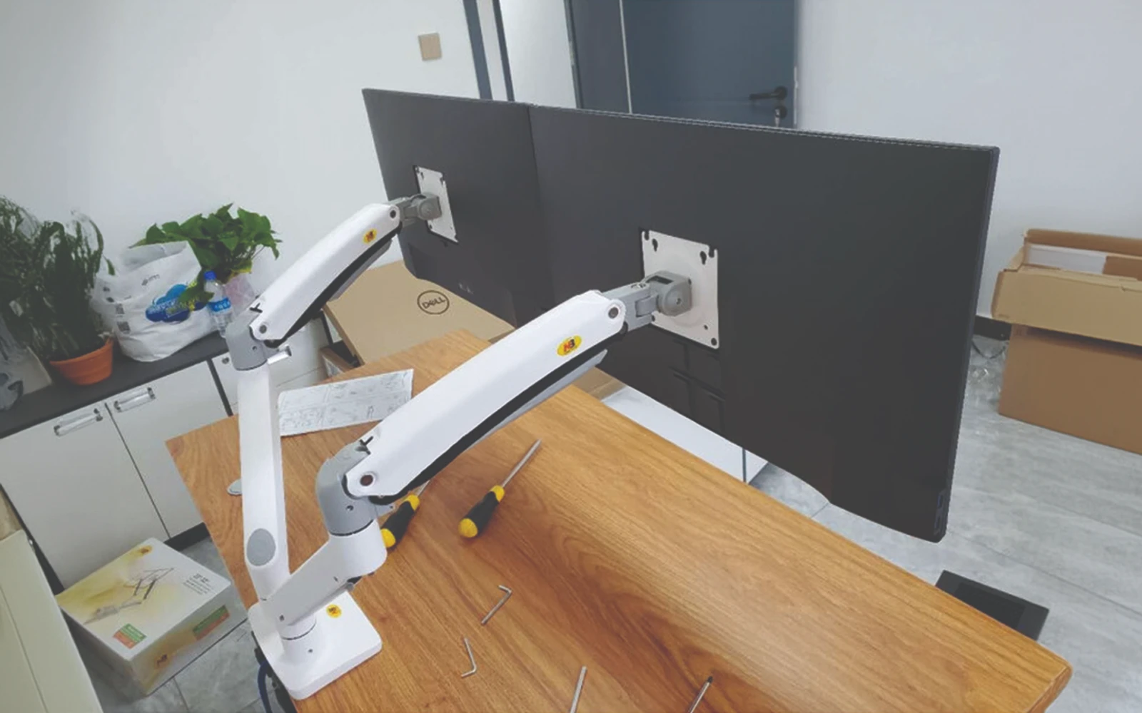 gia-treo-2-man-hinh-may-tinh-nb-f195a-37