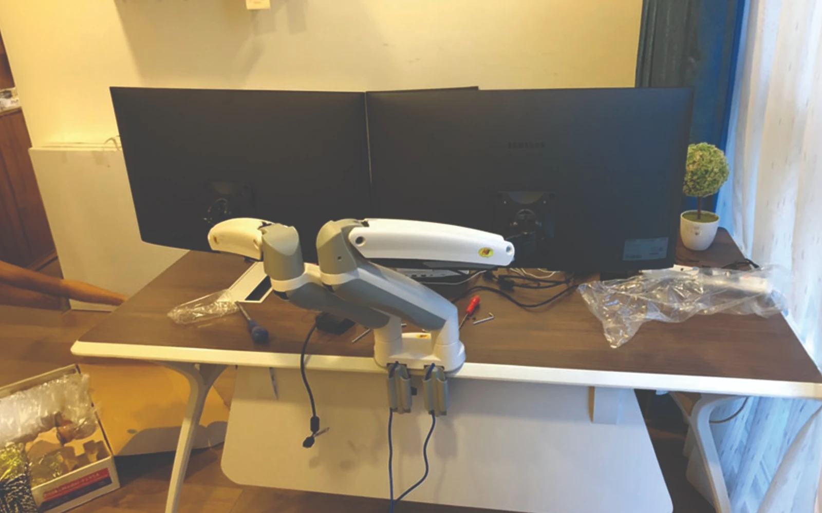 gia-treo-2-man-hinh-may-tinh-nb-f195a-38