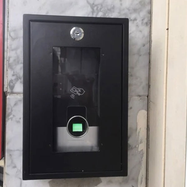 hop-chu-nhat-bao-ve-may-cham-cong